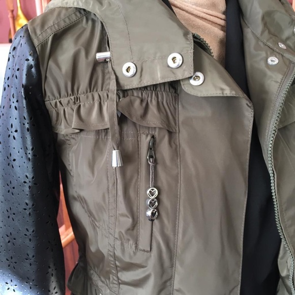 Betsey Jonson Raincoat - Picture 3 of 7